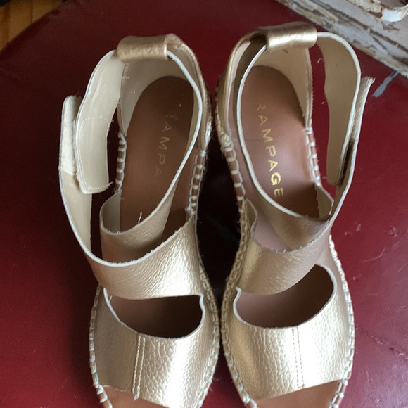 Gold leather wedge heel sandals. - Picture 2 of 8